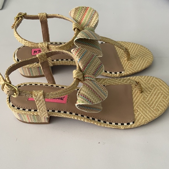 NEW Betsey Johnson Tan Raffia Bow-accent Sandal US 6 - Picture 3 of 7